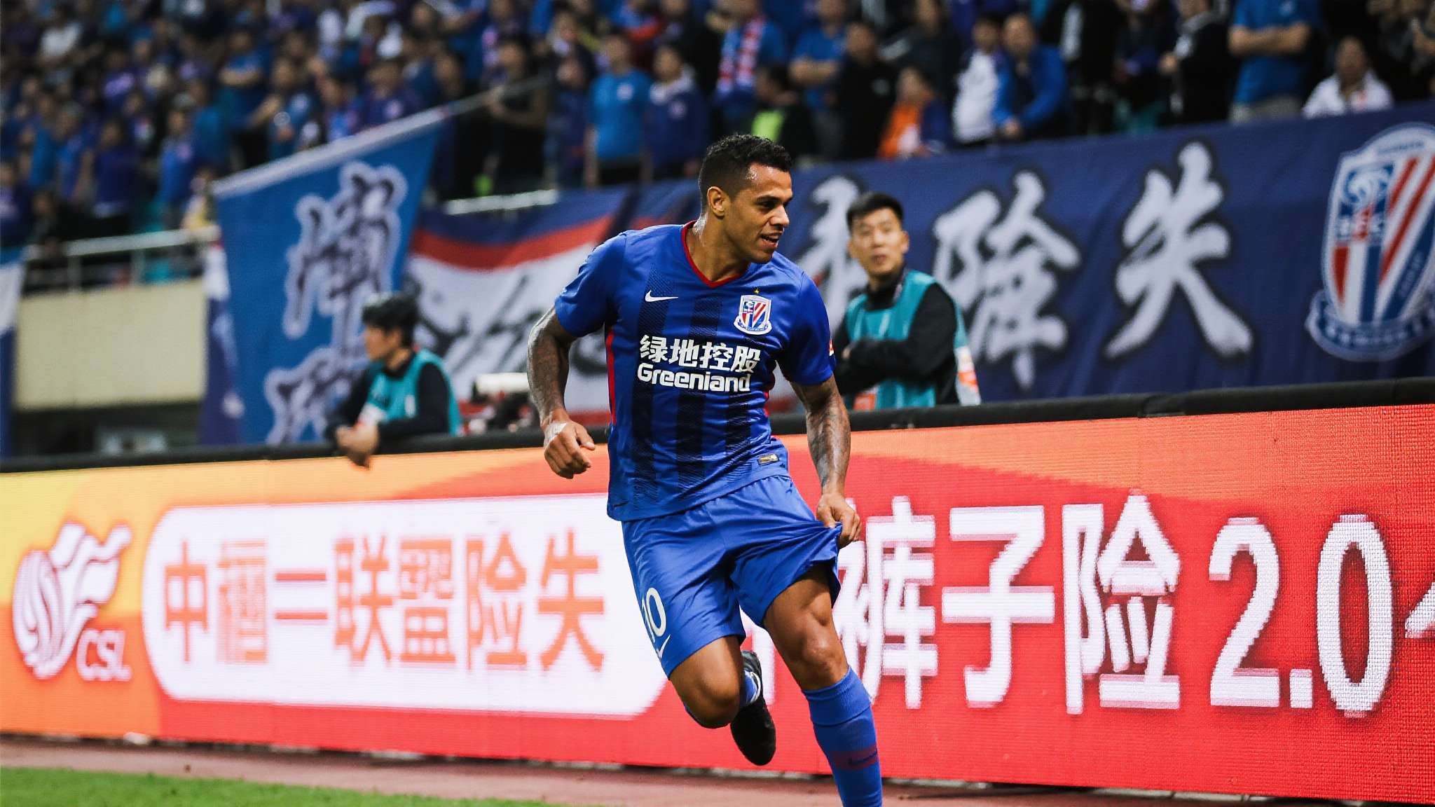 2-0!申花轻取海牛,球场发生搞笑一幕,特谢拉裤子差点被扯下 2-0!申花轻取海牛,球场发生搞笑一幕,特谢拉裤子差点被扯下